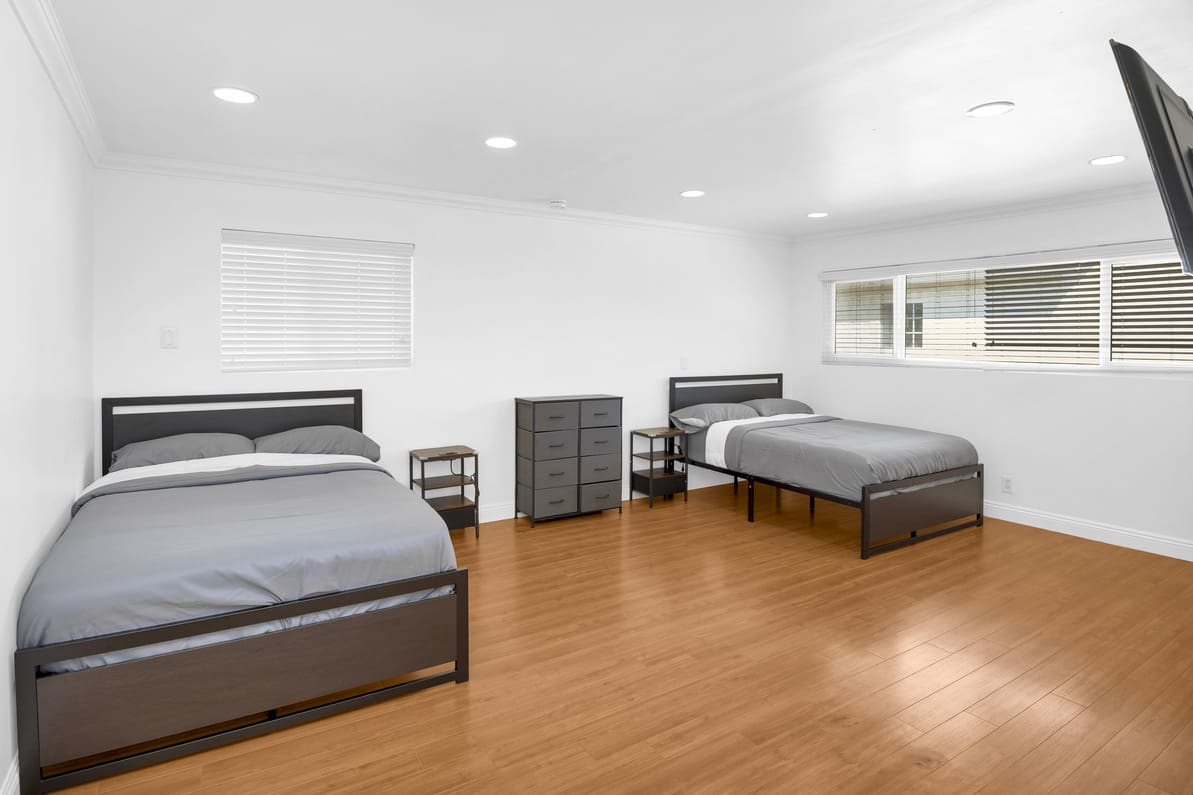 bedroom with 2 beds at Saint Lawrence Recovery